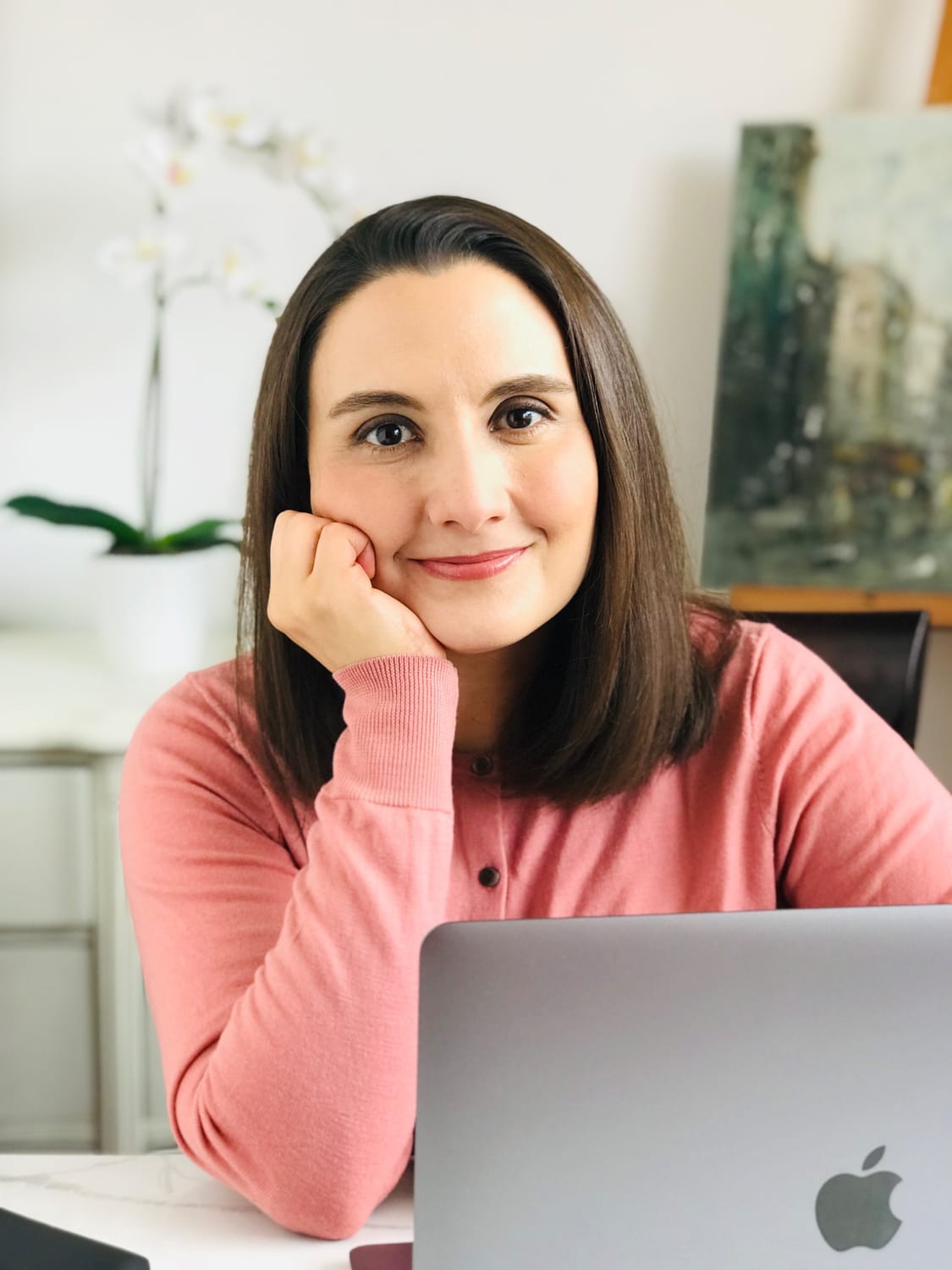 Diana Andere sonriendo frente a una computadora