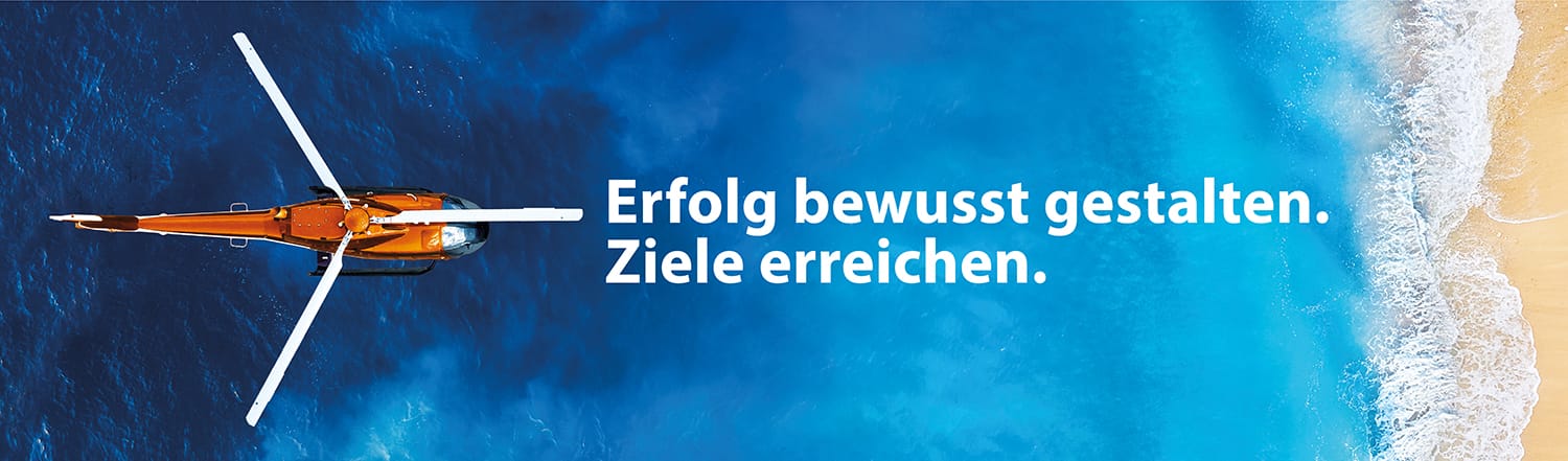 Heli über dem Meer mit dem Spruch: Erfolg bewusst gestalten. Ziele erreichen.