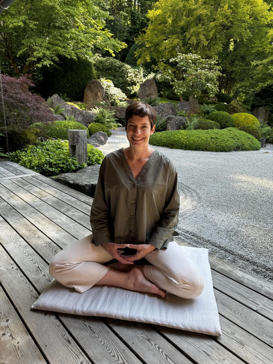 Barbara Heis sitzt auf einem Meditationskissen