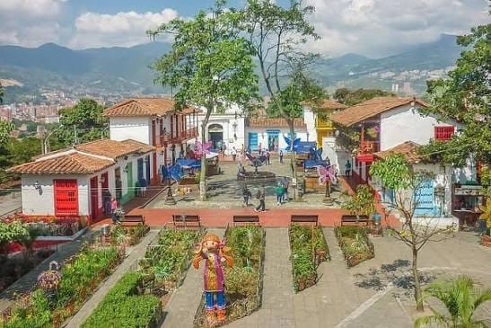 Comuna 13 Medellín y Guatapé - Escapada 2 días desde Pereira - Turismo Sin Fronteras