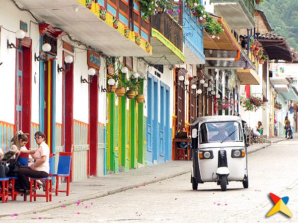Pueblo colonial de Jericó, Antioquia, con arquitectura típica paisa - Tour Jardín y Jericó Turismo Sin Fronteras