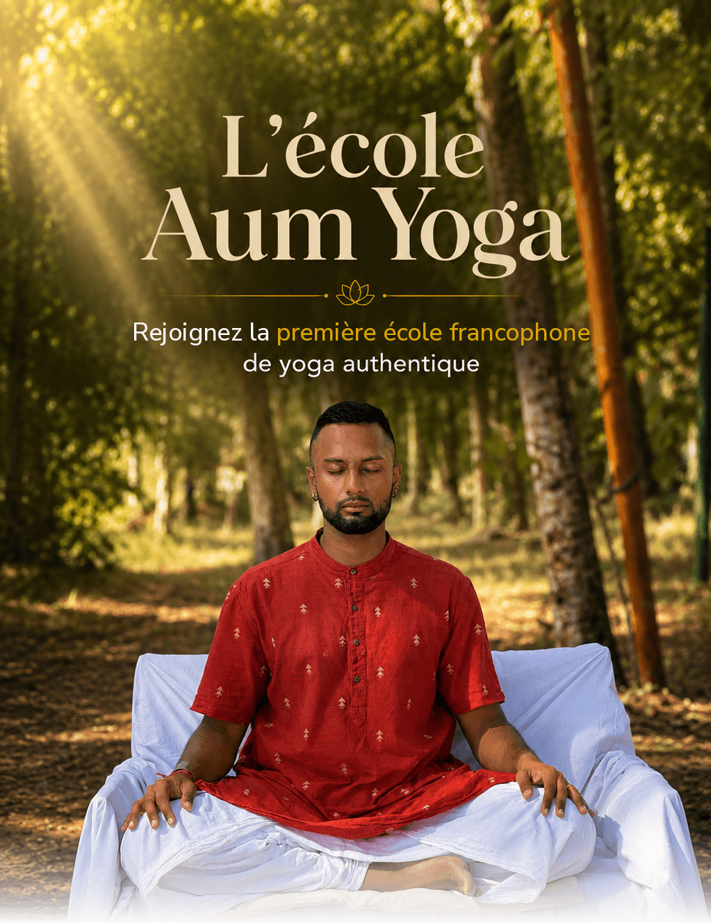 Vinoth, fondateur de L'École AUM YOGA, en méditation dans une forêt