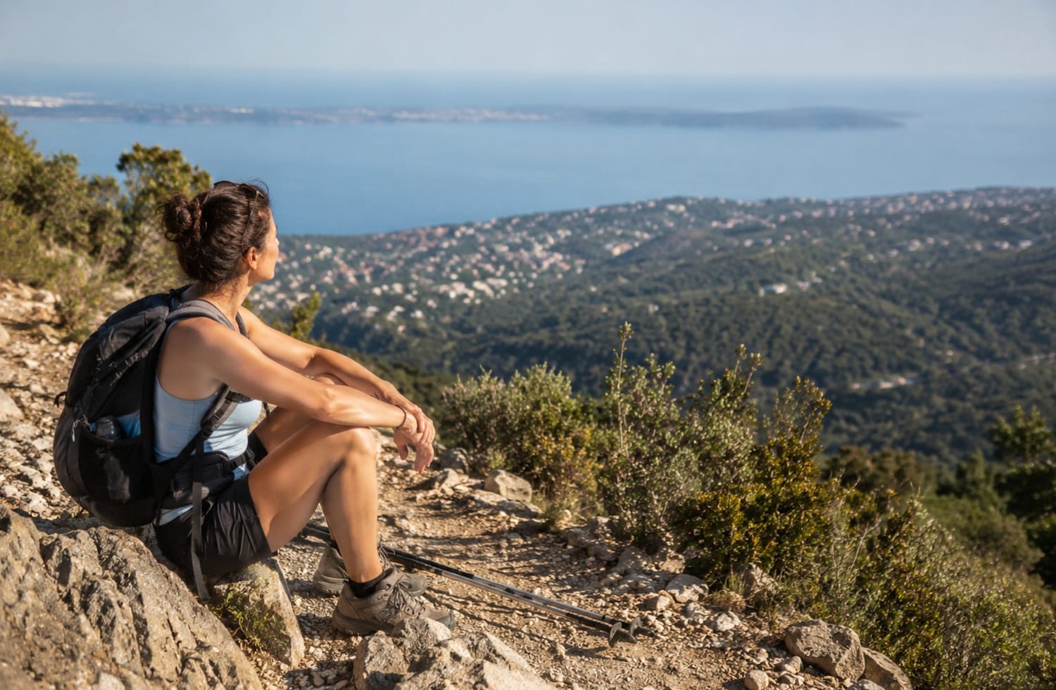 Femme en randonnée face à la Méditerranée sur la Côte d’Azur