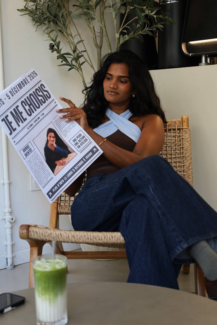Sanjana lisant le journal Je me choisis