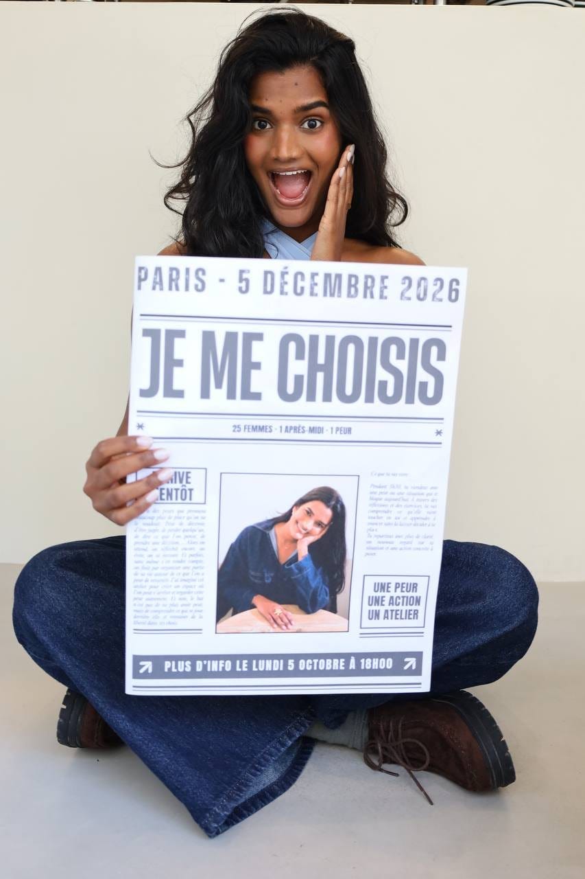 Sanjana tenant le journal Je me choisis