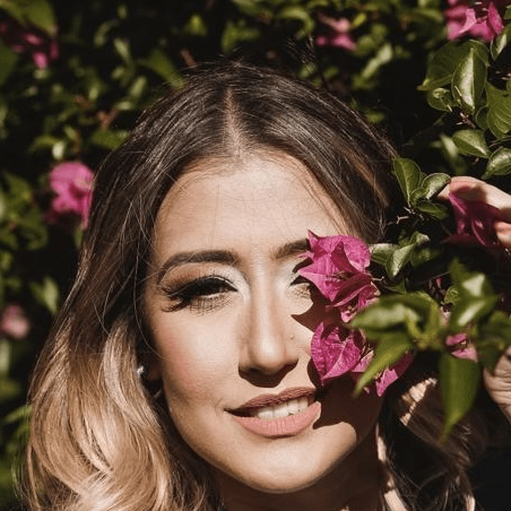 Camila Almeida entre flores