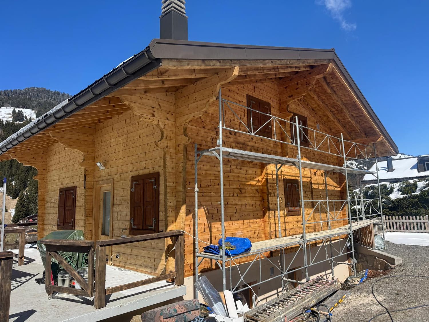 Façade en bois lasurée, chalet à Morgins, vue hiver