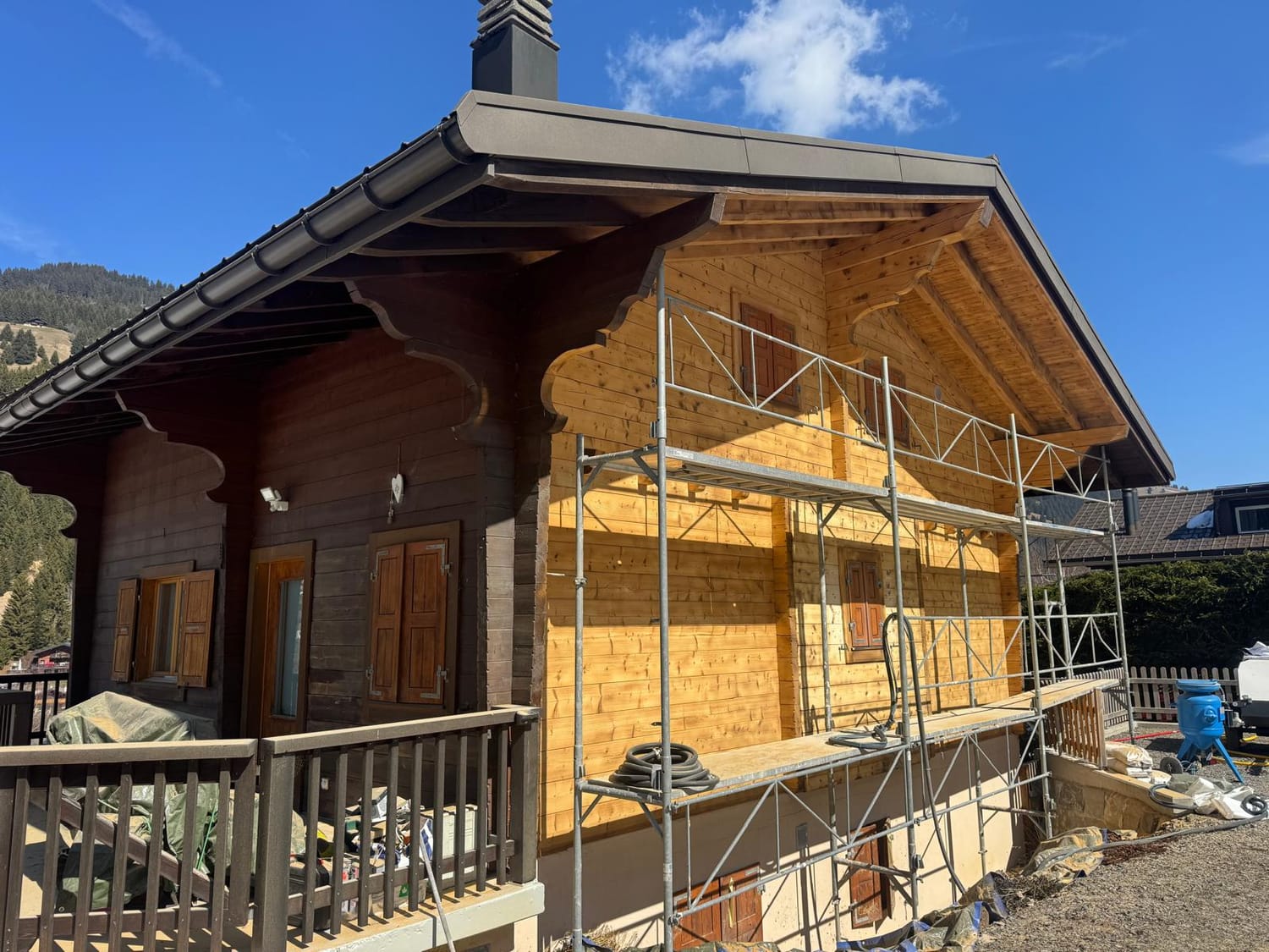 Façade en bois lasurée, chalet à Morgins, vue printemps