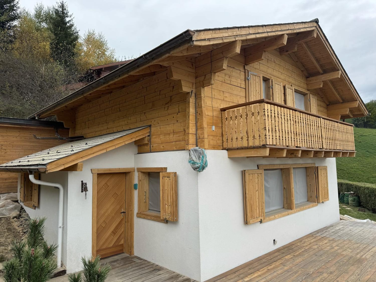 Façade en bois après lasure, teinte ravivée