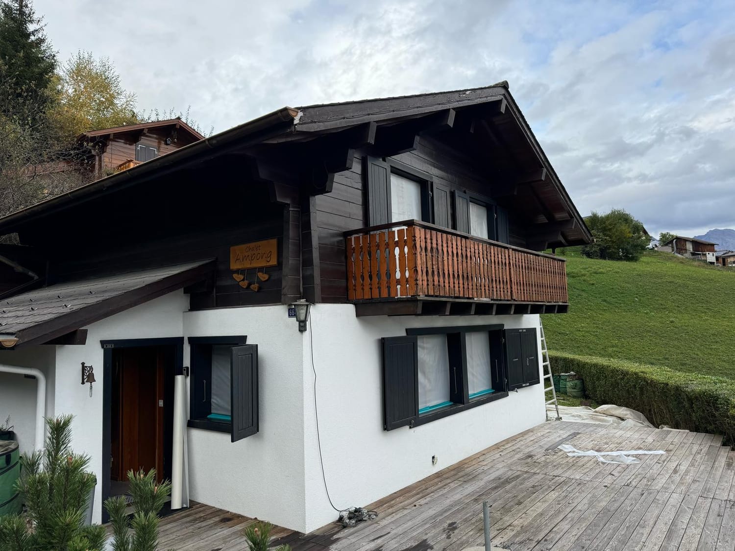 Façade en bois avant lasure, chalet à Savièse