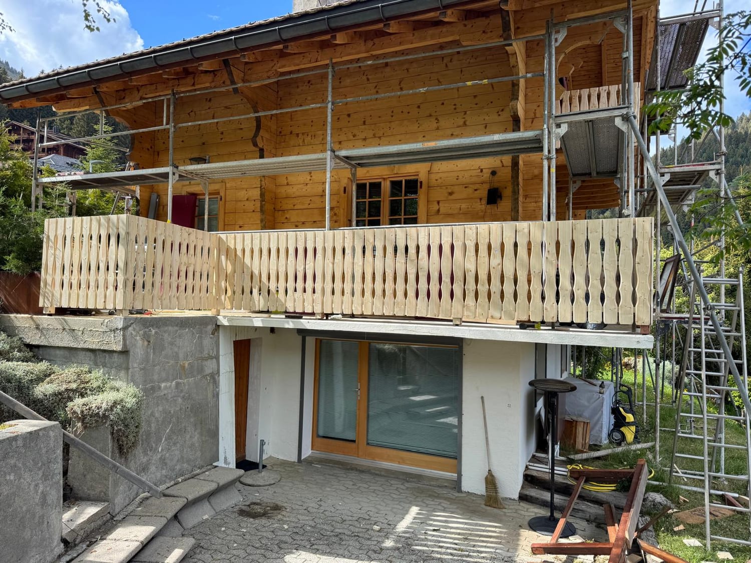 Balcon en bois sur mesure fabriqué et posé sur le chalet à Morgins