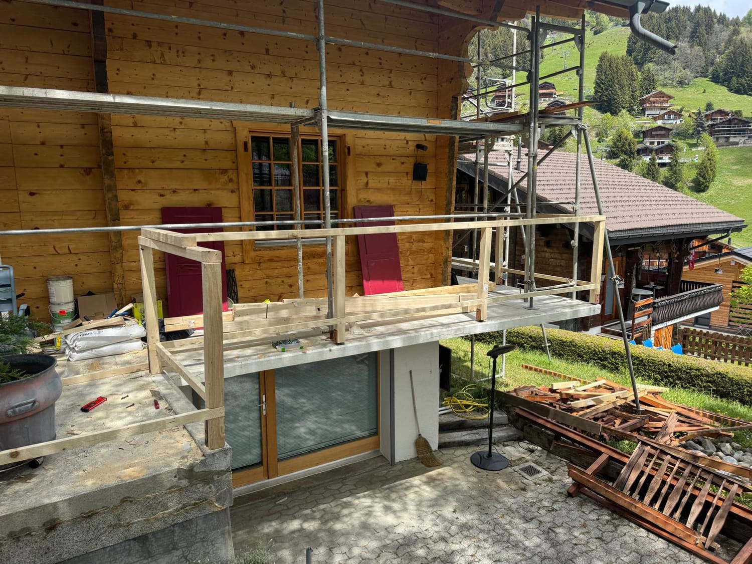 Chalet à Morgins avant pose du balcon en bois sur mesure