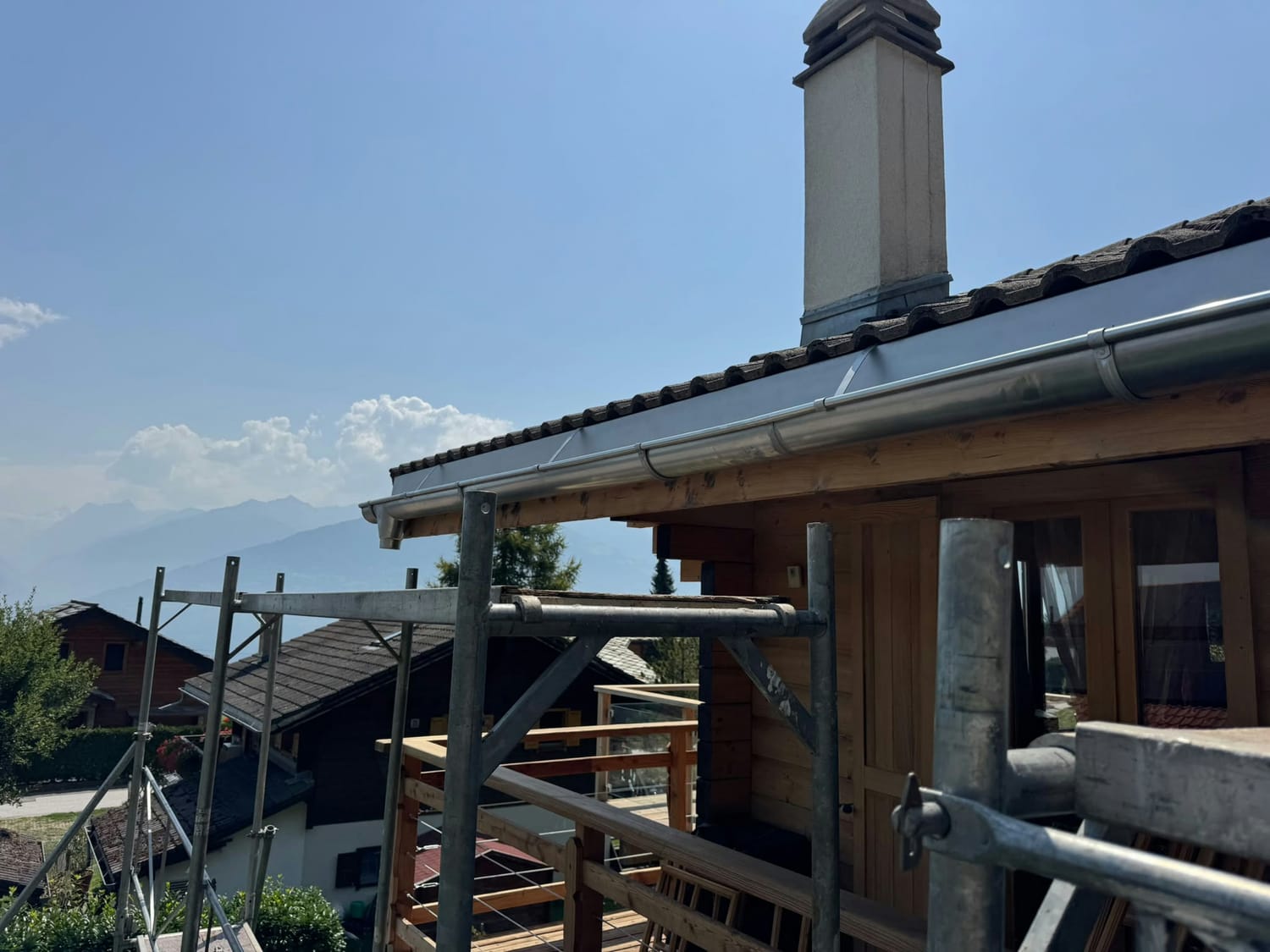 Chéneau de toiture neuf fabriqué et posé sur le chalet à Savièse