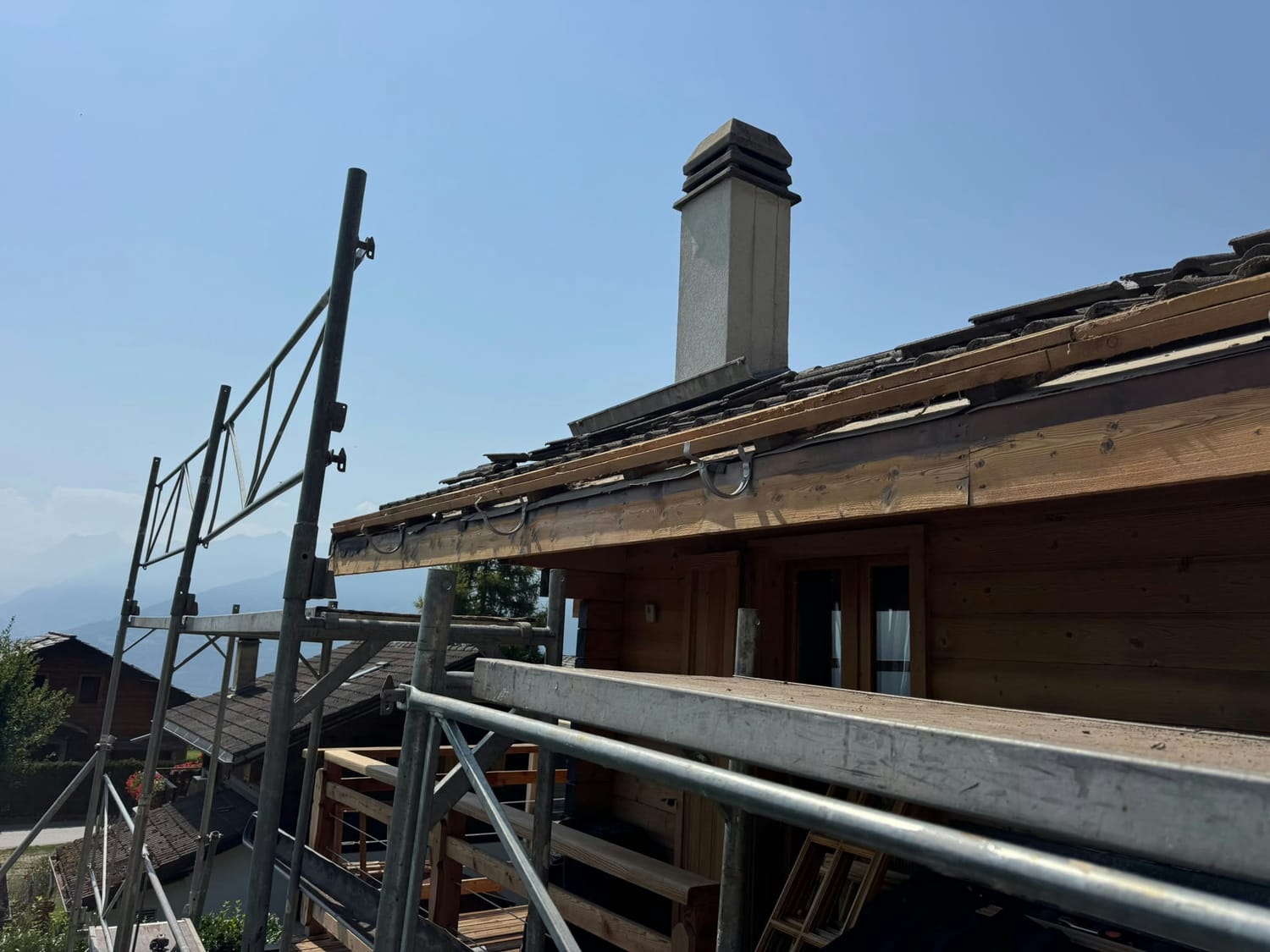 Toiture à Savièse avant fabrication et pose du chéneau