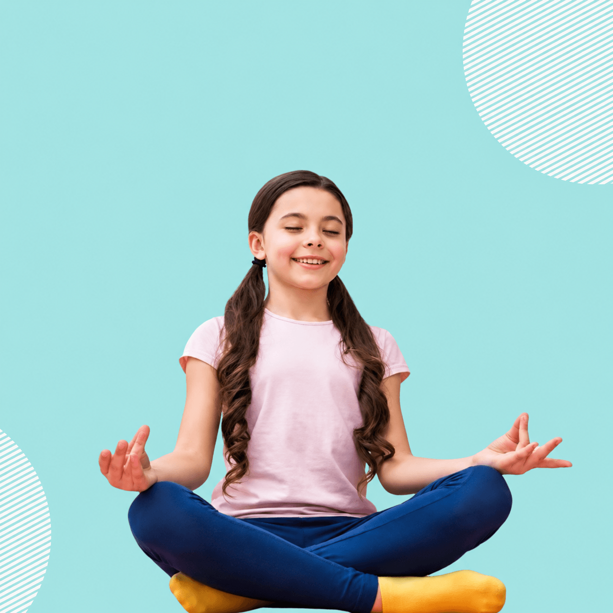 Niña practicando yoga en un entorno infantil
