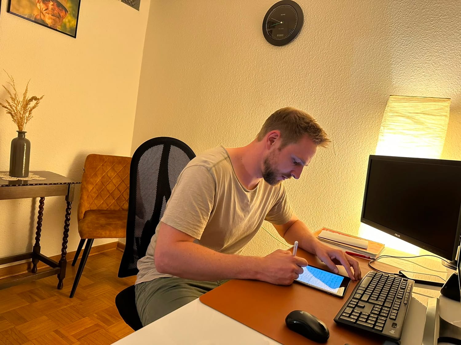 Sven Bowinkelmann bei der Vorbereitung einer psychologischen Online-Beratung