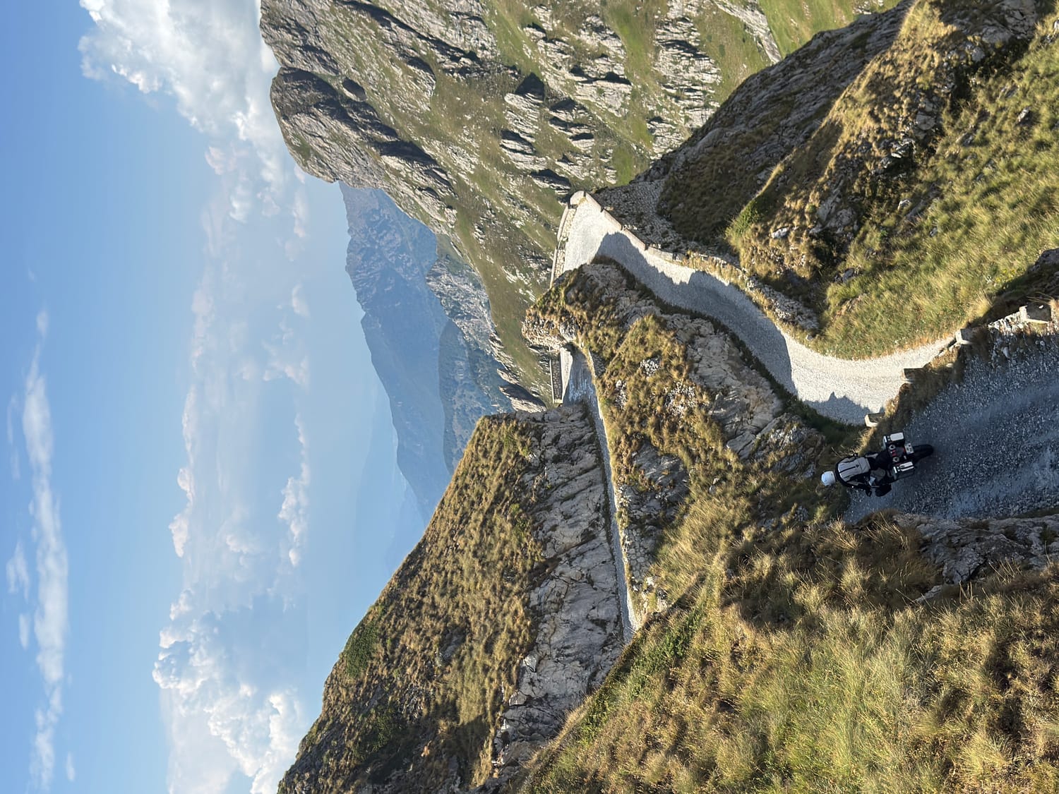 Motos trail sur un chemin de montagne à Boaria