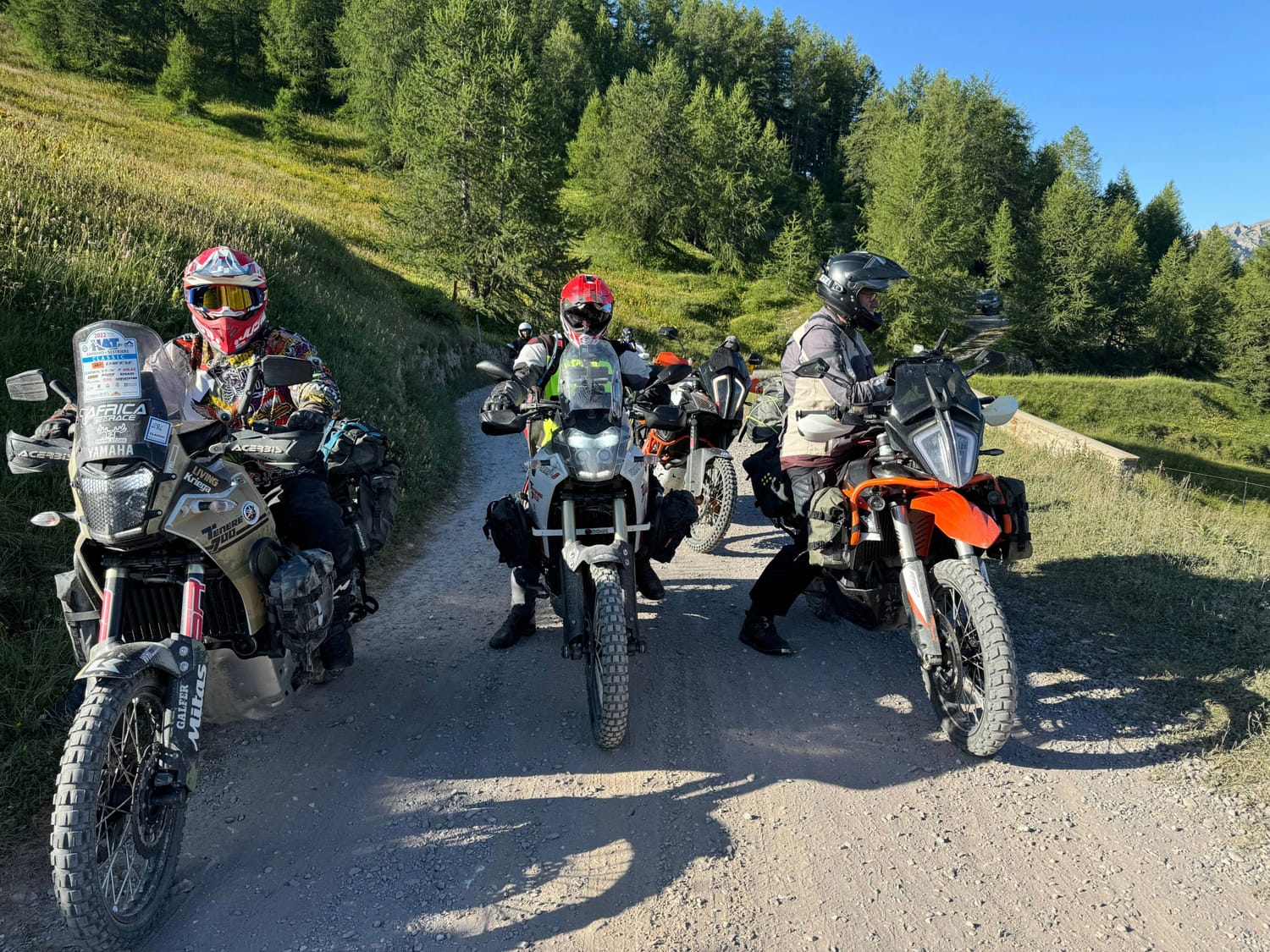 Groupe de motards Riviera Trail Riders en sortie trail