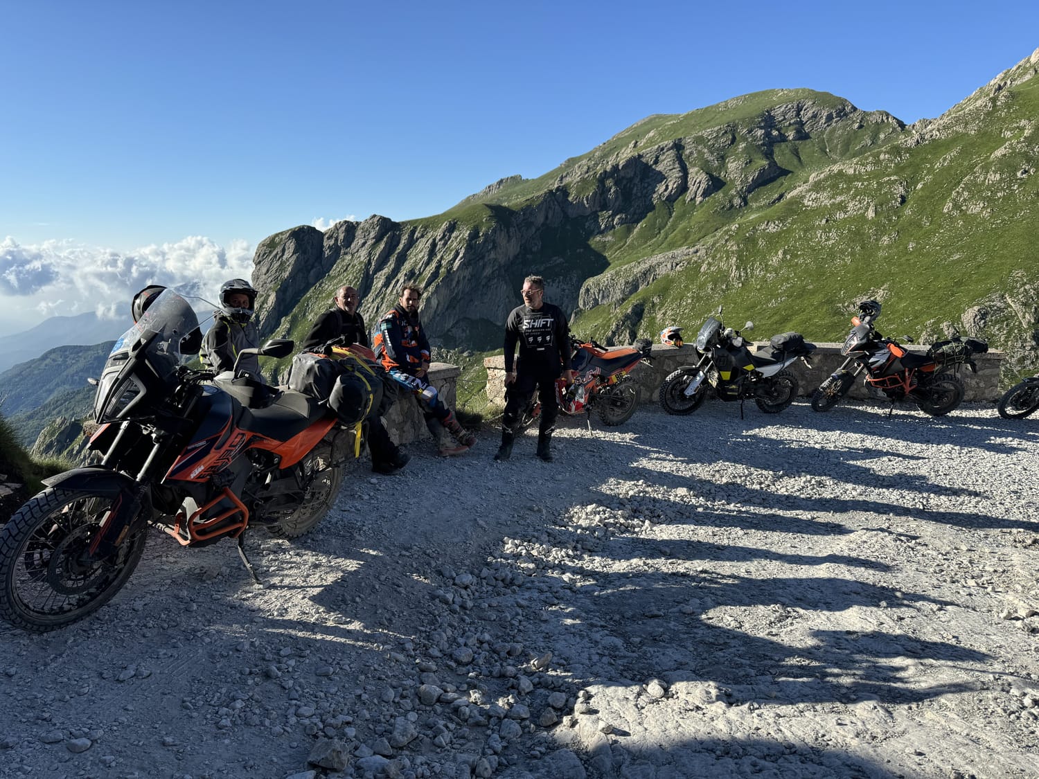Pause en altitude lors d'une sortie moto trail
