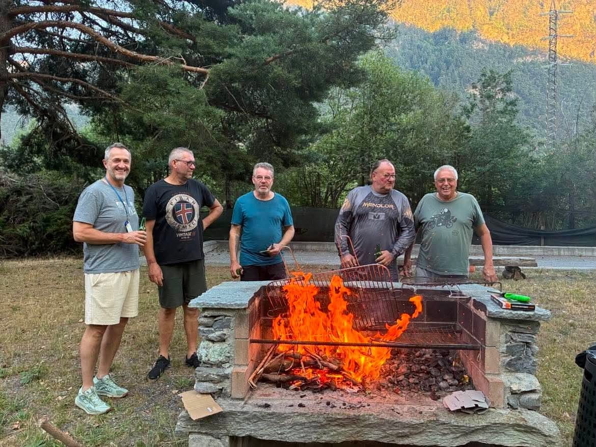 Barbecue convivial entre adhérents après une sortie