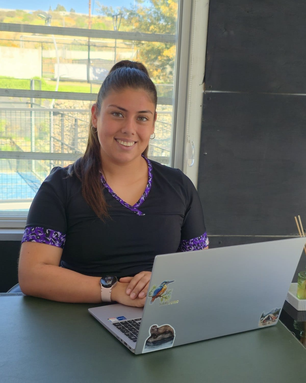 Jazmín Ormeño, nutricionista, sonriendo en su consulta