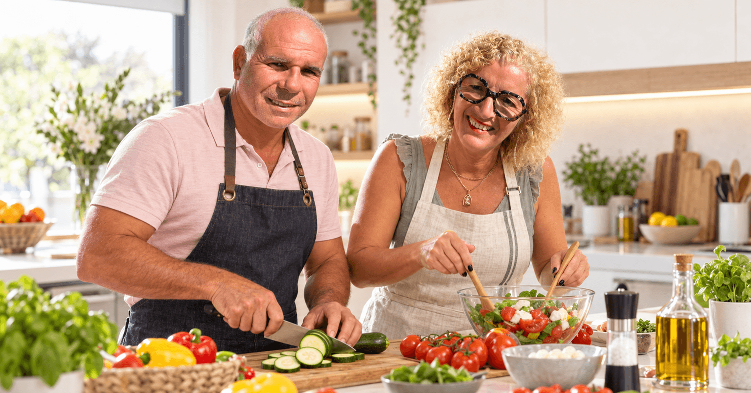Un couple prépare une salade de légumes frais dans sa cuisine