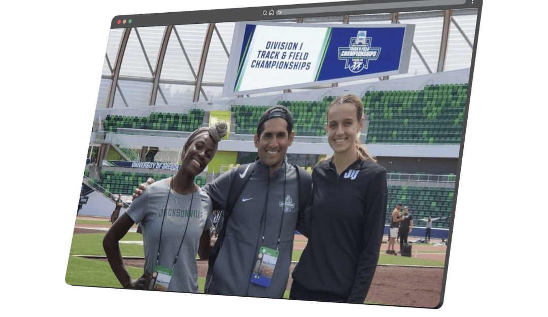 Diego Vela con dos atletas de Jacksonville University en el campeonato de atletismo NCAA División I