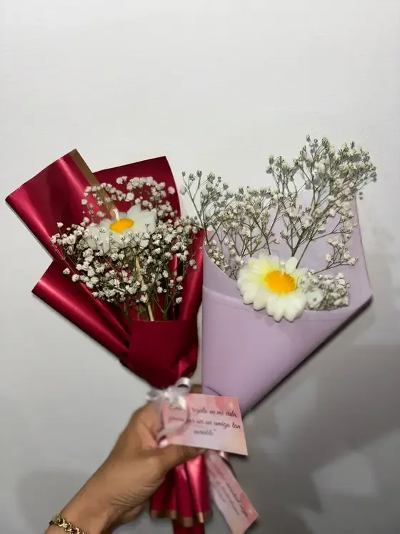 Ramo decorativo elaborado con velas artesanales