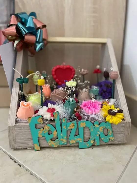 Colección de velas florales elaboradas por una estudiante