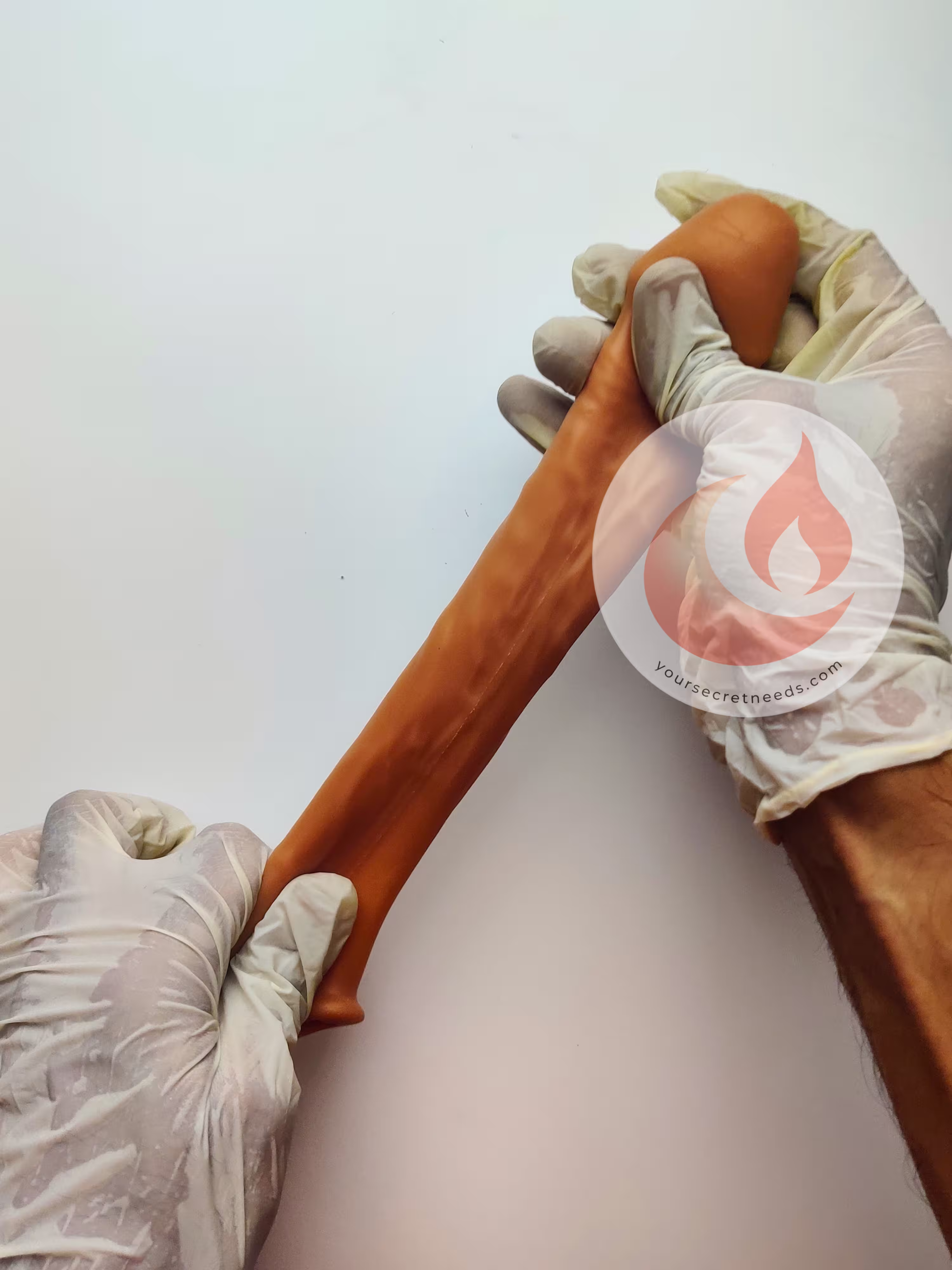 Asli Sleeve stretched between two hands to twice its length