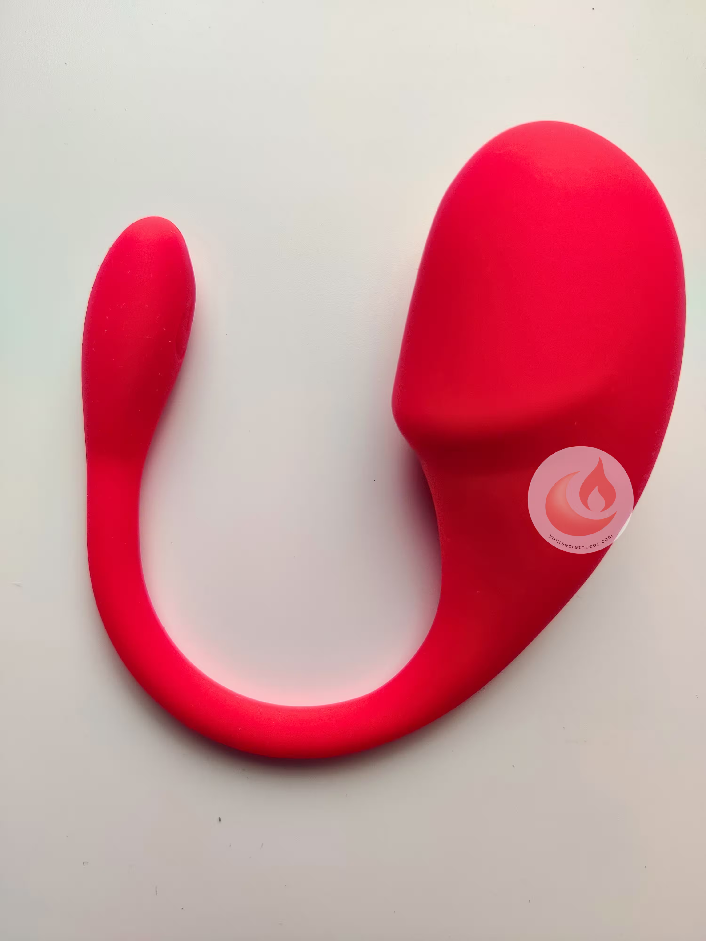 Ishaara Egg, rose red silicone, top view