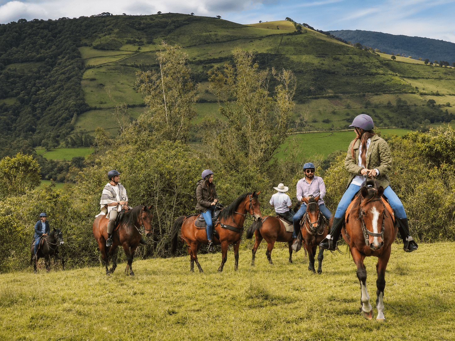Cabalgata entre montañas