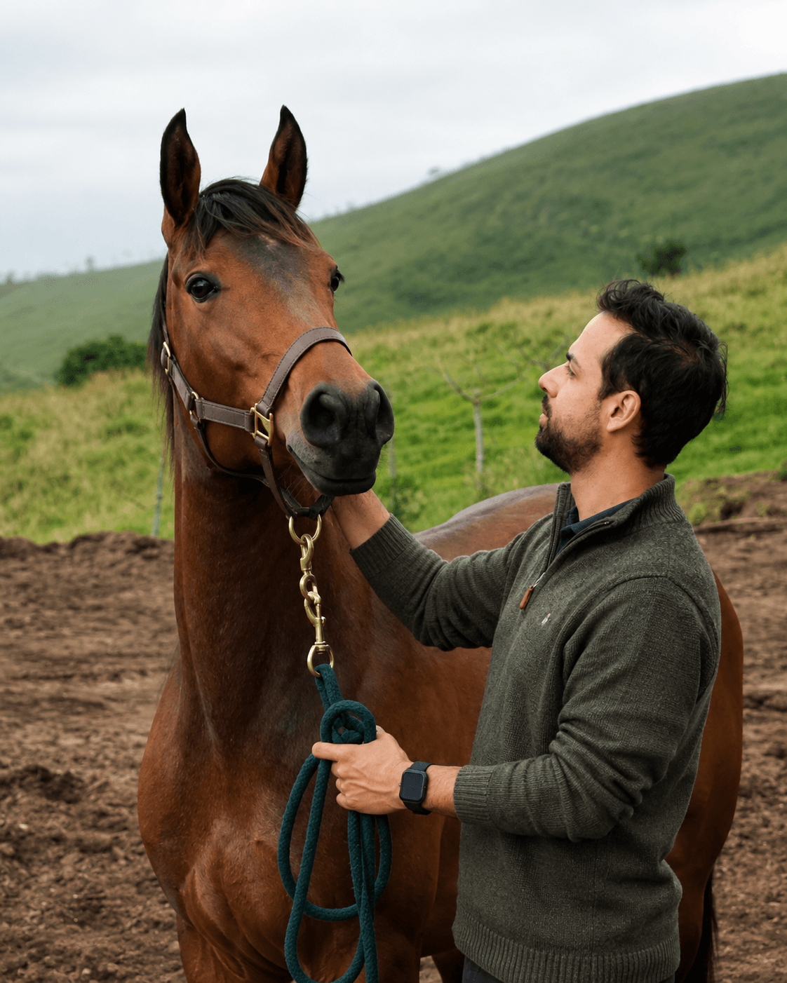 Guía acompañando una cabalgata