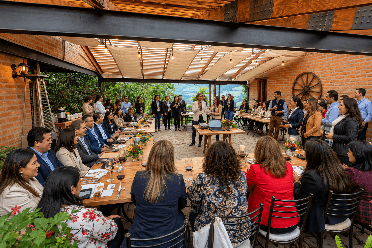 Evento de empresa con mesas y paisaje de montaña
