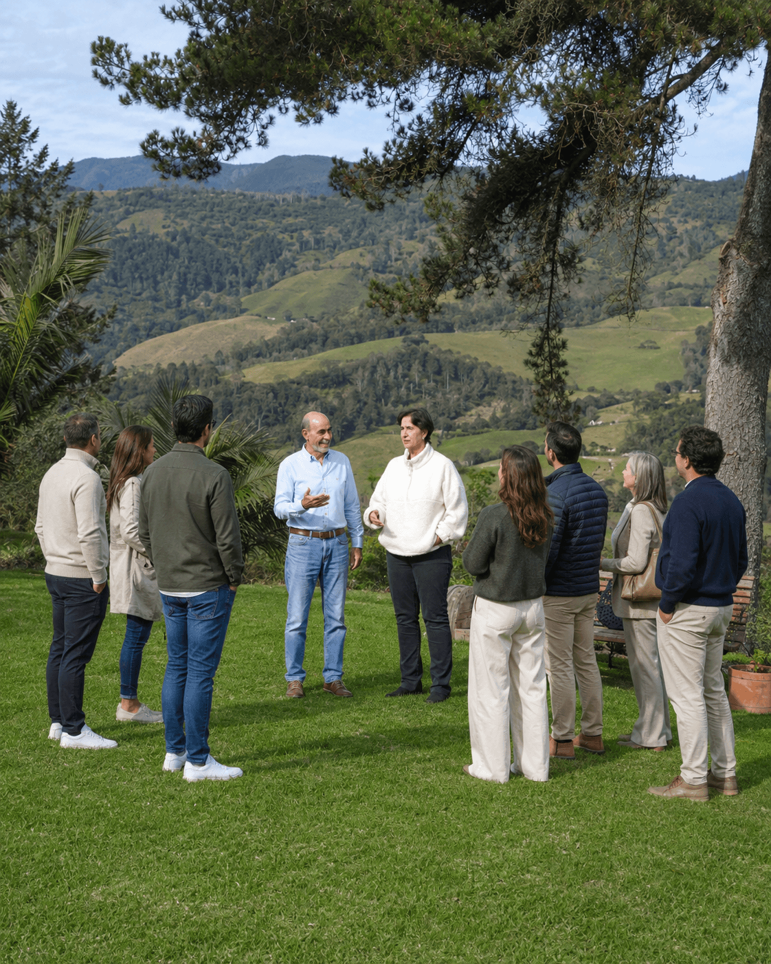 Anfitriones de Yumba Urqu recibiendo a los invitados