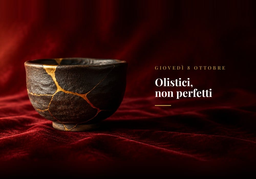 Una ciotola kintsugi su velluto rosso, le crepe riparate con l'oro