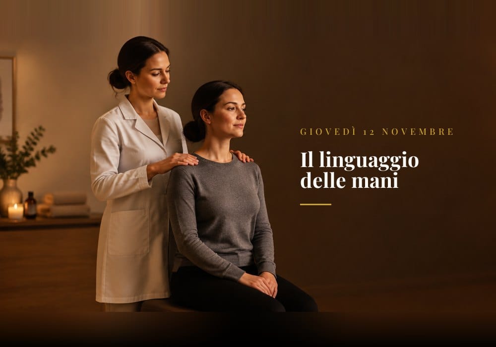 Un'operatrice appoggia le mani sulle spalle di una cliente seduta, in uno studio di benessere