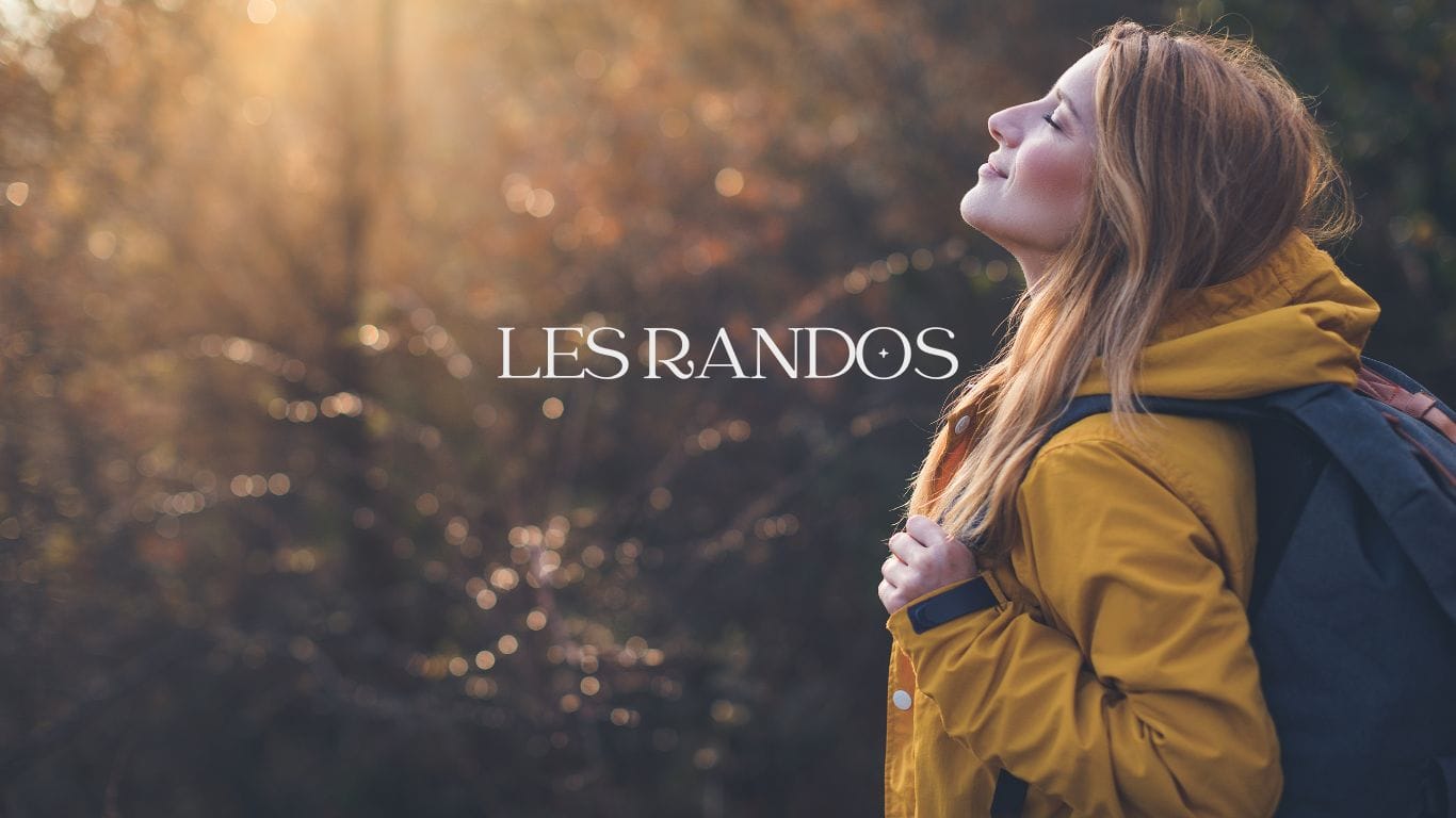femme épanouie et heureuse dans la nature pour une randonnée