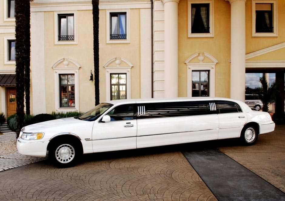 Weiße Lincoln Town Car Stretchlimousine vor einem Hotel in Freiburg
