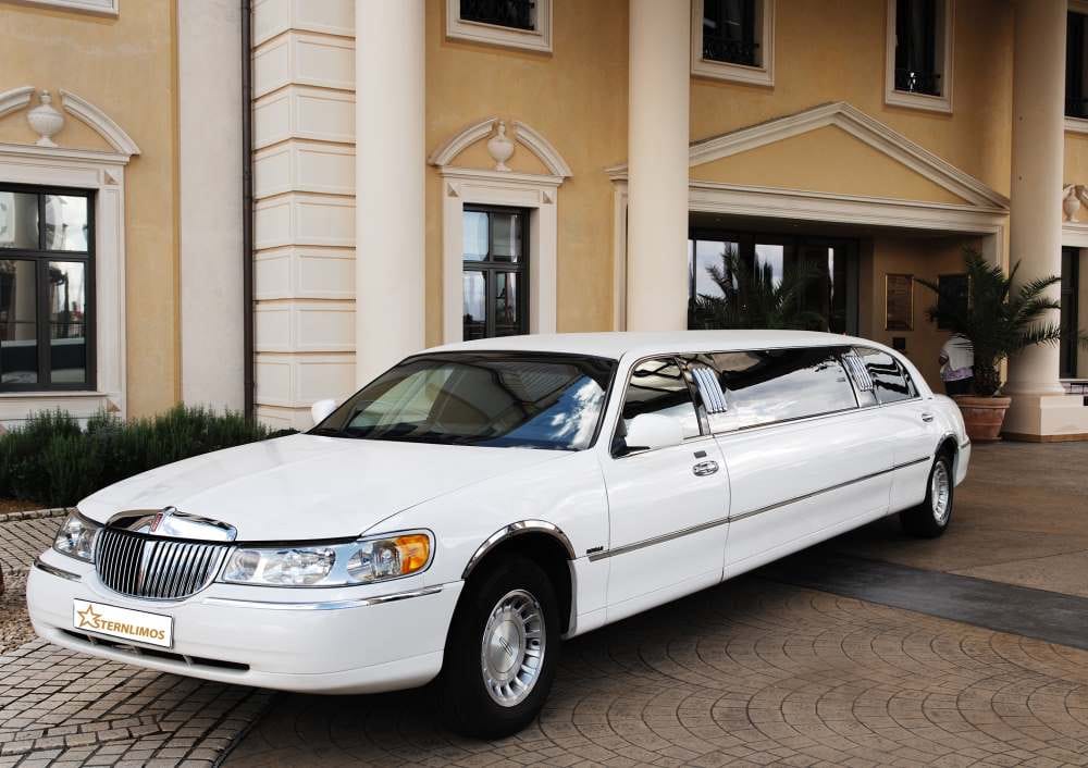 Weiße Lincoln Town Car Stretchlimousine mieten in Freiburg