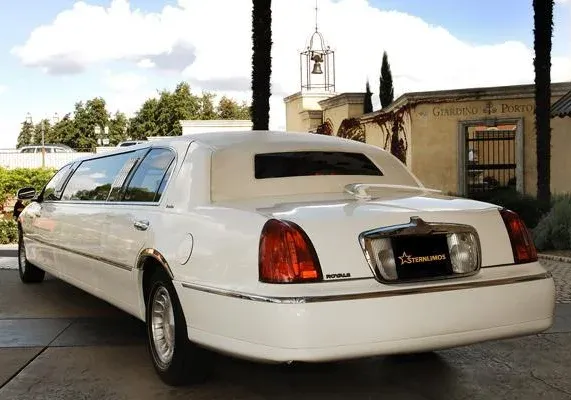Heckansicht der weißen Stretchlimousine