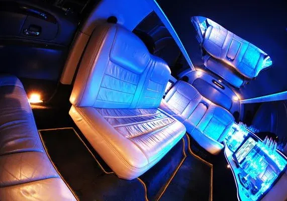 Innenraum der Stretchlimousine mit blauer Beleuchtung