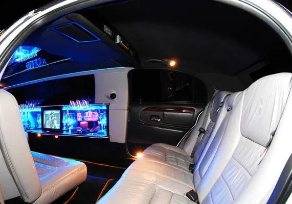 Ledersitze und Bar im Innenraum der Stretchlimousine