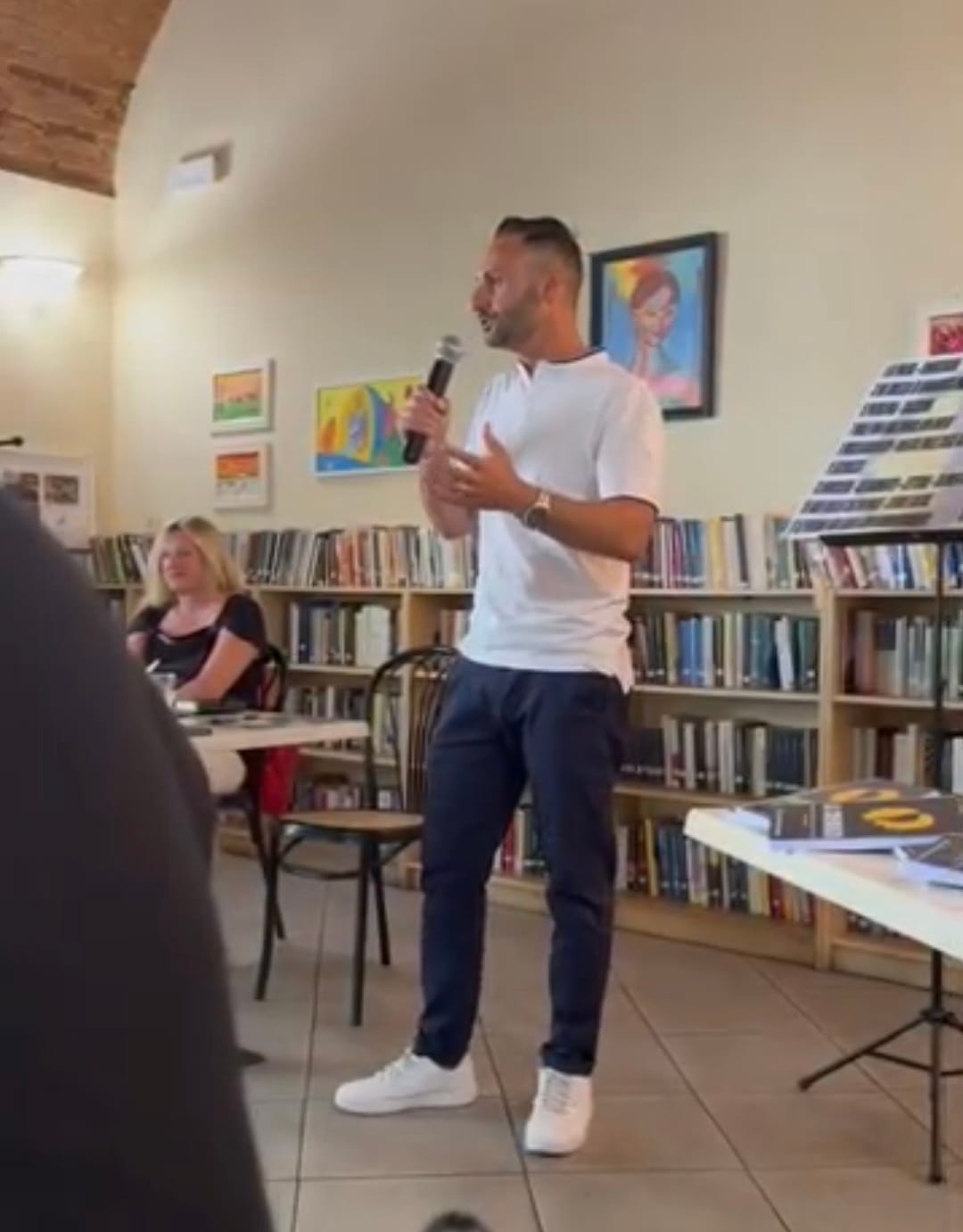Riccardo Spigonardo parla al pubblico in biblioteca