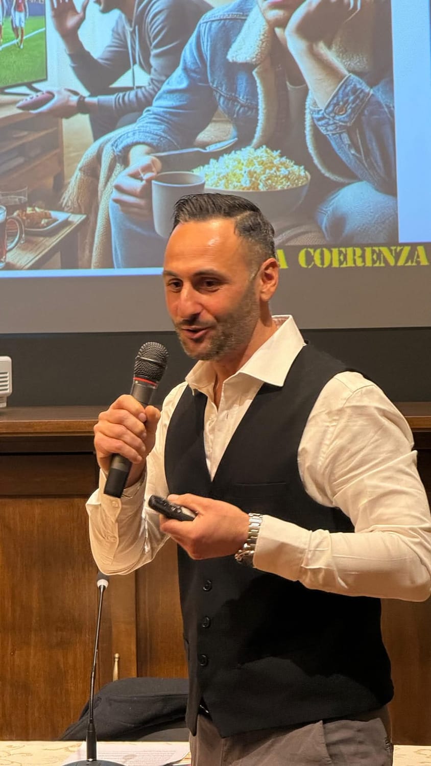 Riccardo Spigonardo con il microfono durante una presentazione