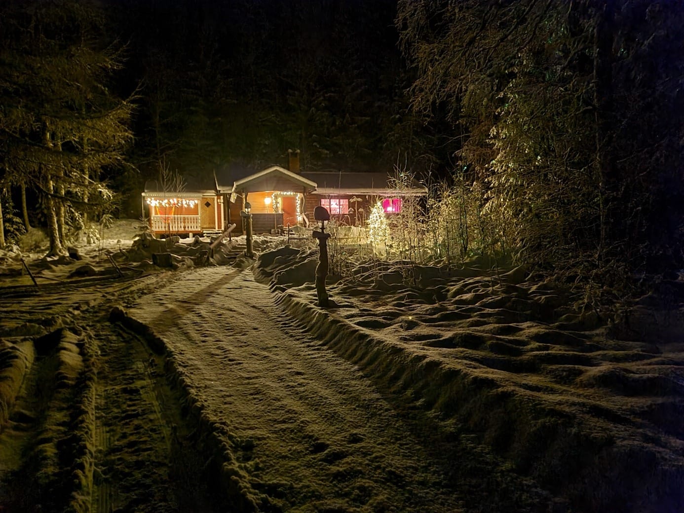 Auszeit-Oase upplyst i snön vid juletid