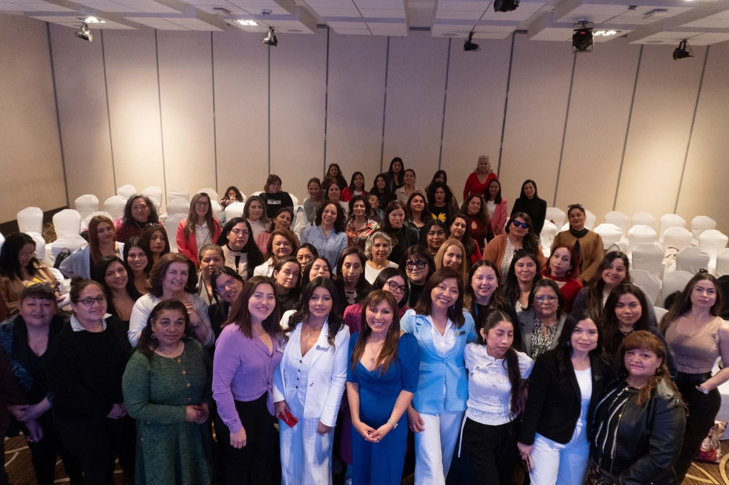 Carolina Flores Madrid junto a un grupo amplio de mujeres