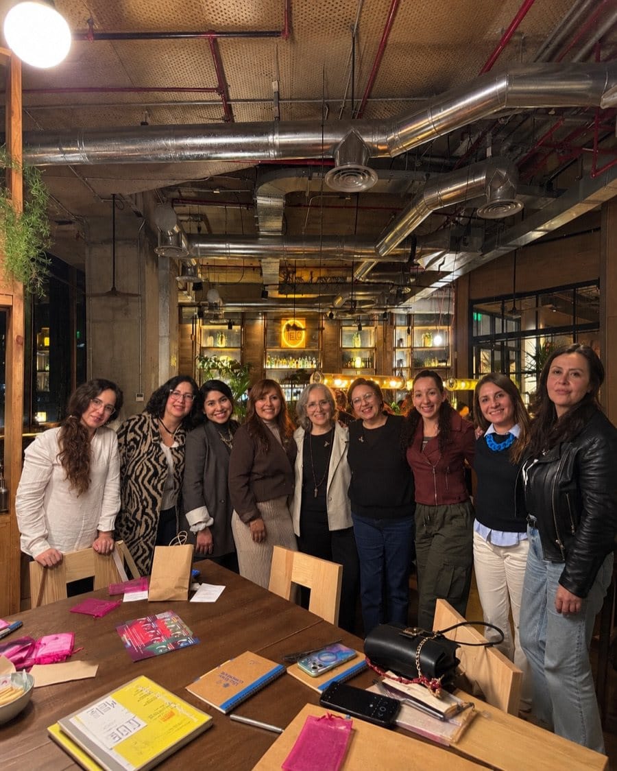 Carolina Flores Madrid compartiendo con un grupo de mujeres