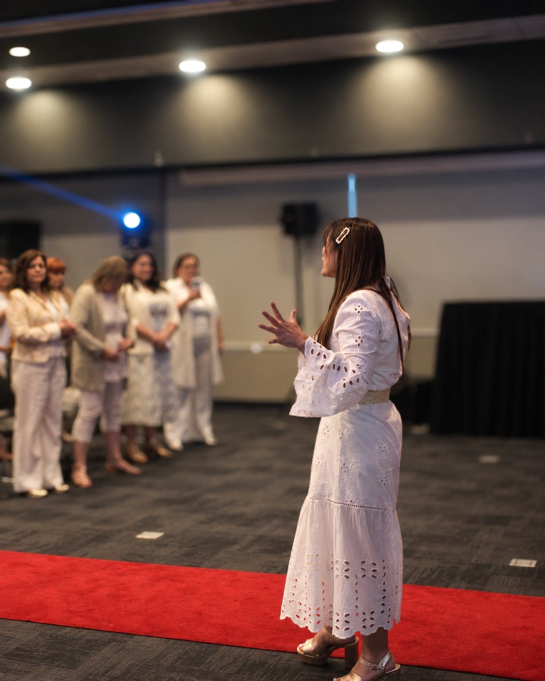 Carolina Flores Madrid guiando una experiencia frente a un grupo de mujeres