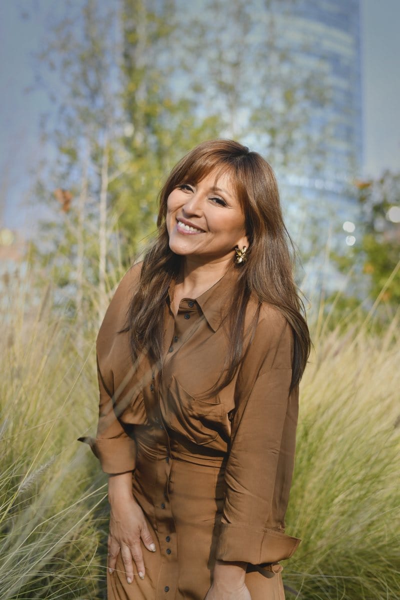 Carolina Flores Madrid sonriendo en un retrato al aire libre